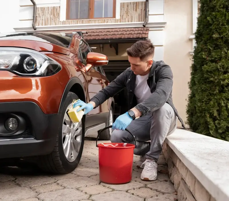 Lavage auto à domicile Lostanges : professionnel intervenant sur un véhicule